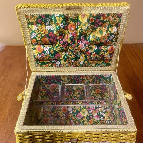 Vintage Woven Wicker Sewing Basket Box W/ Insert Flowers Fabric Japan Boho MOD. - Picture 3 of 9
